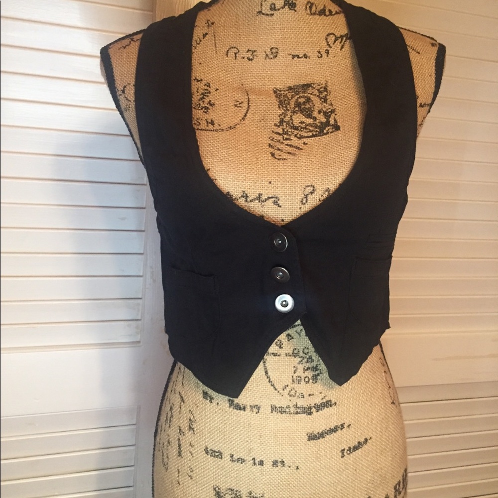 3 button crop vest
